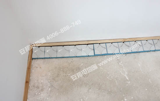 開始鋪設(shè)電地暖模塊，根據(jù)現(xiàn)場(chǎng)情況鋪設(shè)好轉(zhuǎn)向模塊